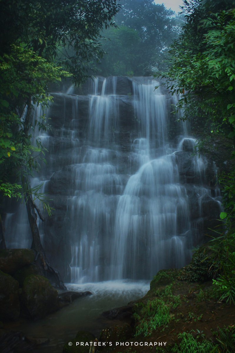  #MeghalayaThreadMeghalaya is all about waterfalls. From the very famous Seven sister falls to Nohkalkhai falls or some random big falls on the way, there are plenty.On that day we started to calculate and no reached 33 in 2 hours before I stopped counting #ମେଘାଳୟଡାଇରି