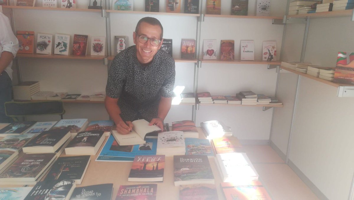 JAQuesadaCoves's tweet image. Ya estoy firmando ejemplares de #ElúltimoreydeÁfrica en la #FeriadellibrodeMurcia en la caseta de #Letrame. Hoy hasta las 19:00h.