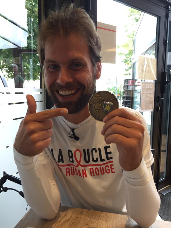 Crips_IdF's tweet photo. Aujourd’hui sur l’étape d’@VilleAuxerre, Jérémy reçoit la médaille 🏅 de la ville des mains du Maire, @Guy_Ferez_2014. 

Merci beaucoup pour votre engagement autour de #LaBoucleduRubanRouge dans cette dernière semaine de mobilisation avant la Conférence du @GlobalFund à #Lyon ! https://t.co/pSgZpuN8QR