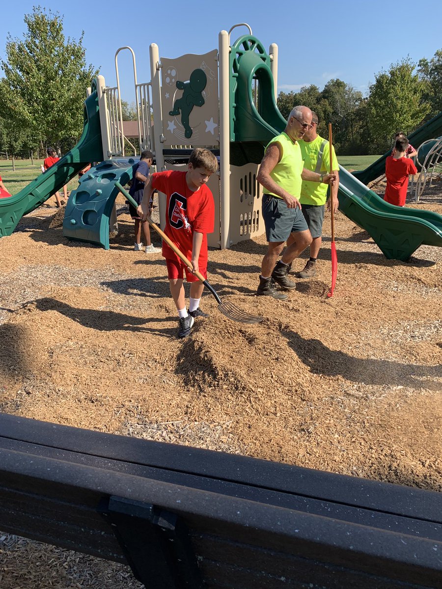TeamIntegrity5's tweet photo. C3- Cleaning up Forest Meadow Park!#IndianCrestC32019 @TeamIntegrity5 @TeamDynamicICMS @TeamFearless12 https://t.co/ubHGoL7l1E