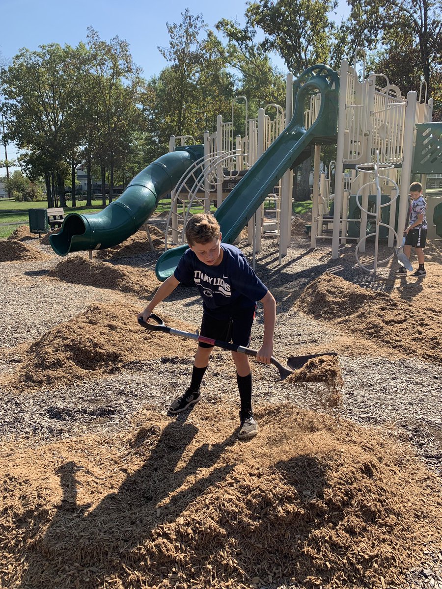 TeamIntegrity5's tweet photo. C3- Cleaning up Forest Meadow Park!#IndianCrestC32019 @TeamIntegrity5 @TeamDynamicICMS @TeamFearless12 https://t.co/ubHGoL7l1E