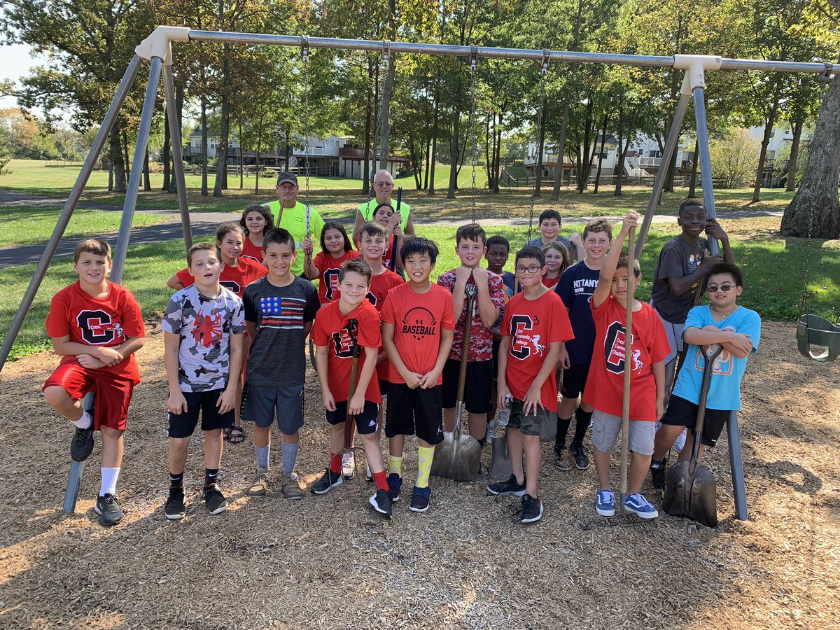 TeamIntegrity5's tweet photo. C3- Cleaning up Forest Meadow Park!#IndianCrestC32019 @TeamIntegrity5 @TeamDynamicICMS @TeamFearless12 https://t.co/ubHGoL7l1E