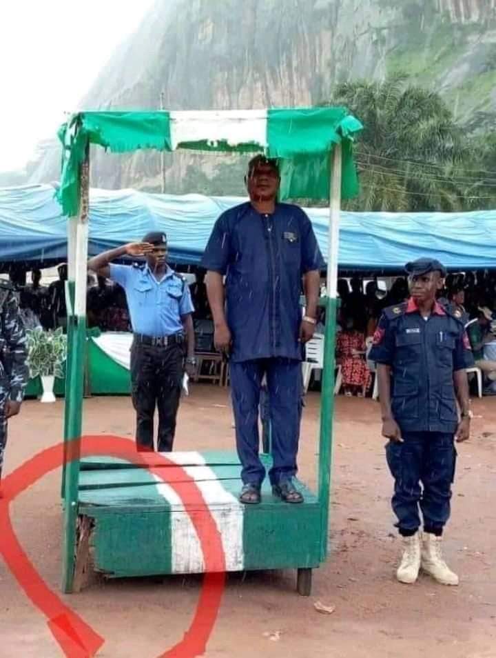 Do you see that the man is standing on on side? Look at the other side... what do you notice? That's exactly what is happening to Nigerian leaders right now. They're afraid of the insecurity they created by themselves. 

#NigeriaAt59