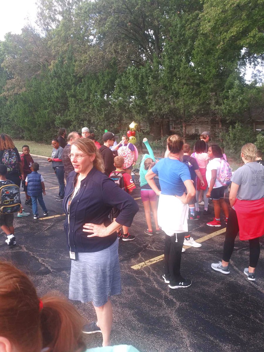 CenterSD's tweet photo. Happy National Walk to School Day- parents at @rberoadrunner organized a great walk to school! Thanks @redbridgepto for helping to build community - #CenterSD #Centercommunity #walktoschoolday https://t.co/m4vHpmD0UH