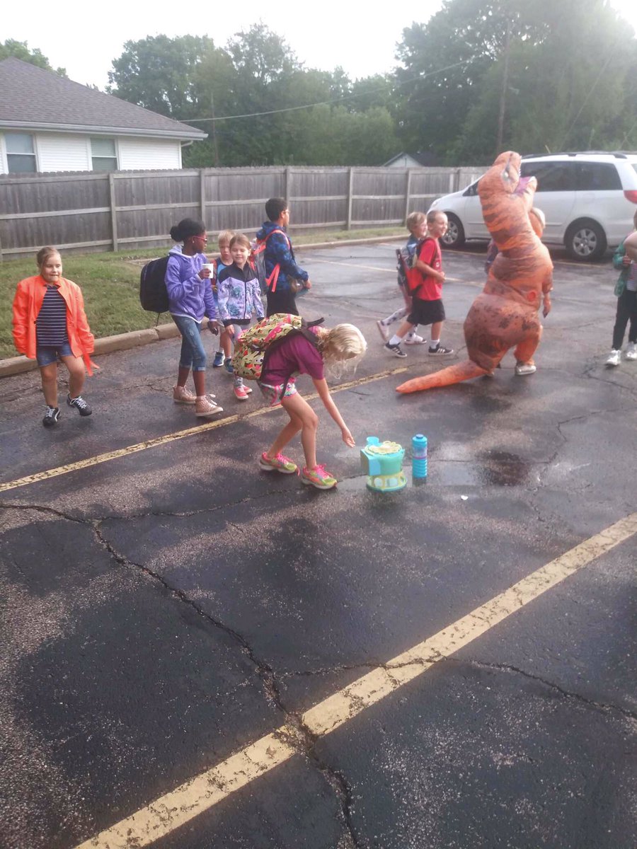 CenterSD's tweet photo. Happy National Walk to School Day- parents at @rberoadrunner organized a great walk to school! Thanks @redbridgepto for helping to build community - #CenterSD #Centercommunity #walktoschoolday https://t.co/m4vHpmD0UH
