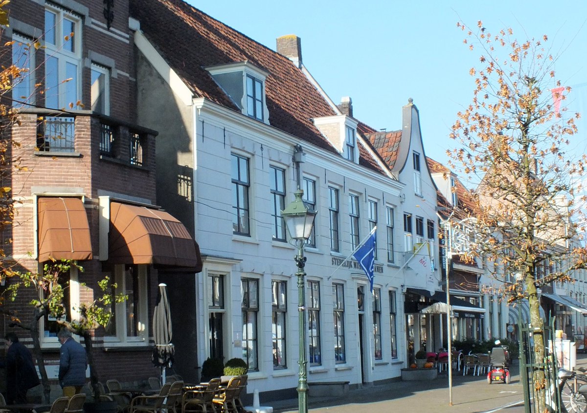 VRIJWILLIGER GEZOCHT: Wij hebben dringend behoefte aan een technisch medewerker voor het beheer van het gebouw. Wij zoeken iemand met inzicht en kennis omtrent gebouwen en een gesprekspartner voor bedrijven. Bent of kent u iemand? Mail: HR-vrijwilligers@stedelijkmuseumvianen.nl.