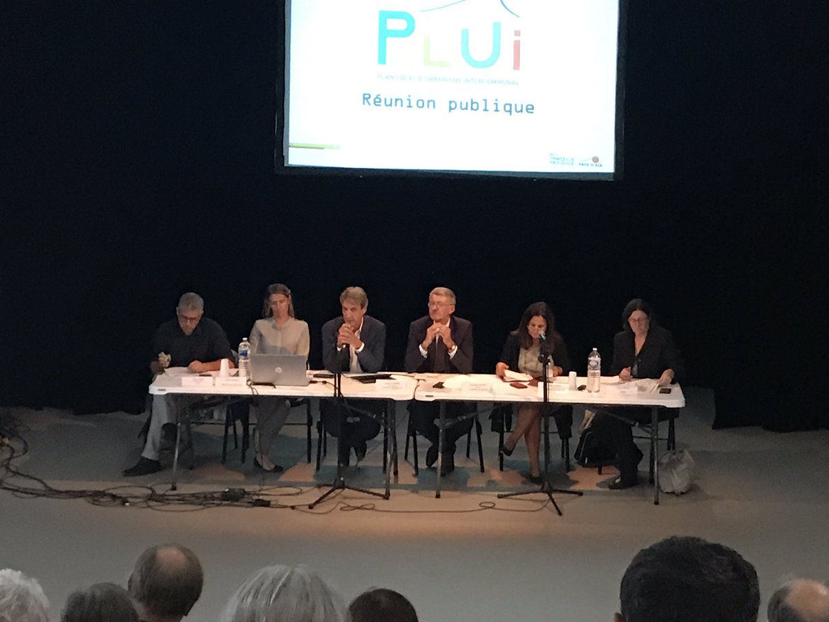Citadia's tweet photo. Celine Preget, responsable de l’agence Méditerranée présente les enjeux du PLUi d’Aix en Provence #citadia #urbanisme #IlovePlanification #concertation #avecVous https://t.co/Es3SWWwXM5