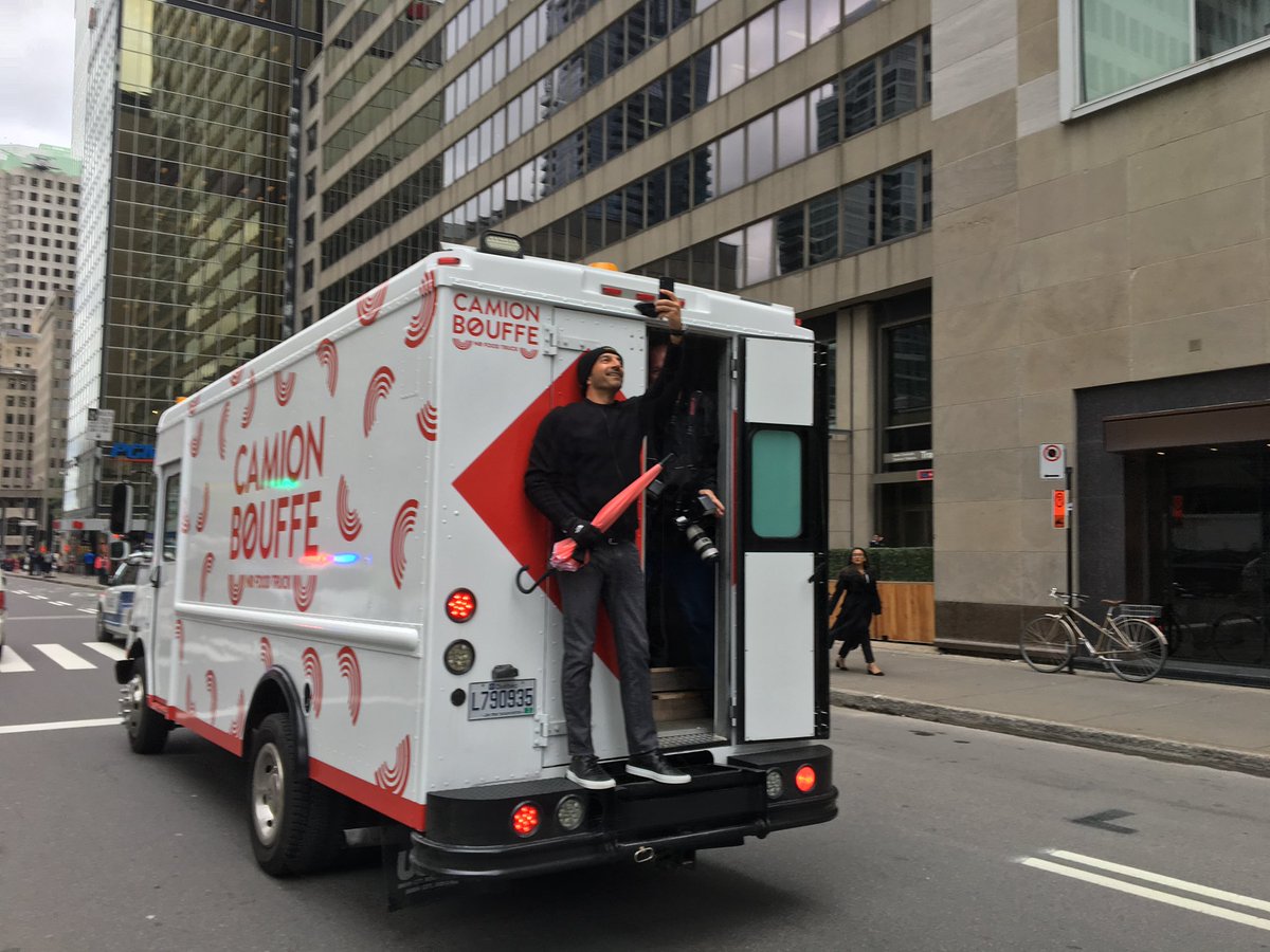 CentraideMtl's tweet photo. Notre coprésident Andrew Lutfy qui prend des risques pour photographier la #MarcheCentraide #JamaisIndifférents https://t.co/A7Cd19t5xz