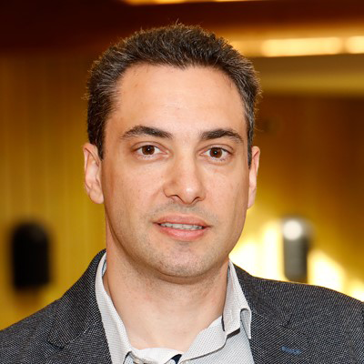 lysen_paris's tweet photo. Cyril Coudert, @Legrand, présente UX for upscale hotels, la nouvelle gamme d’équipements et services pour les chambres et la gestion des hôtels. Esthétique, confort, personnalisation, gain d’exploitation : chaque détail compte. #hotel #smartbuilding https://t.co/lSnPR68DLQ https://t.co/7vaLAaXOO7