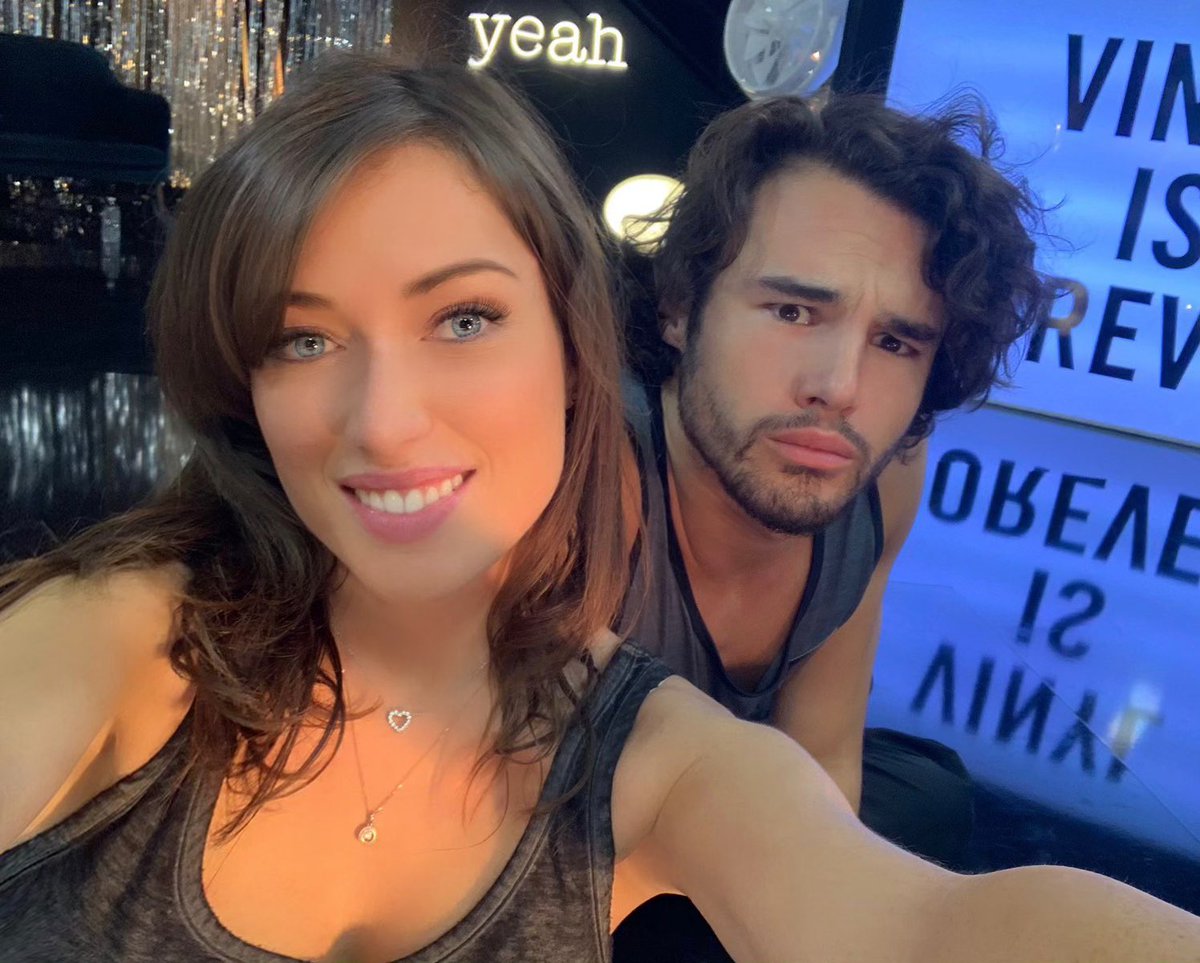 ElsaEsnoultOff's tweet photo. Sur un Quickstep...1,2,3 et 4 et..7 et 8...et euh....c’est quoi déjà ? 🙈🤔 omgggg 😂😂😂 pas de panique je vais y arriver, je m’accroche, je m’accroche ! 👌🏼😅💖 vivement Samedi pour vous montrer mes progrès 🙈🥰 Love
#dals #tf1 #repetes #danse #quickstep @DALS_TF1 @TF1 https://t.co/wwznGw9v0B