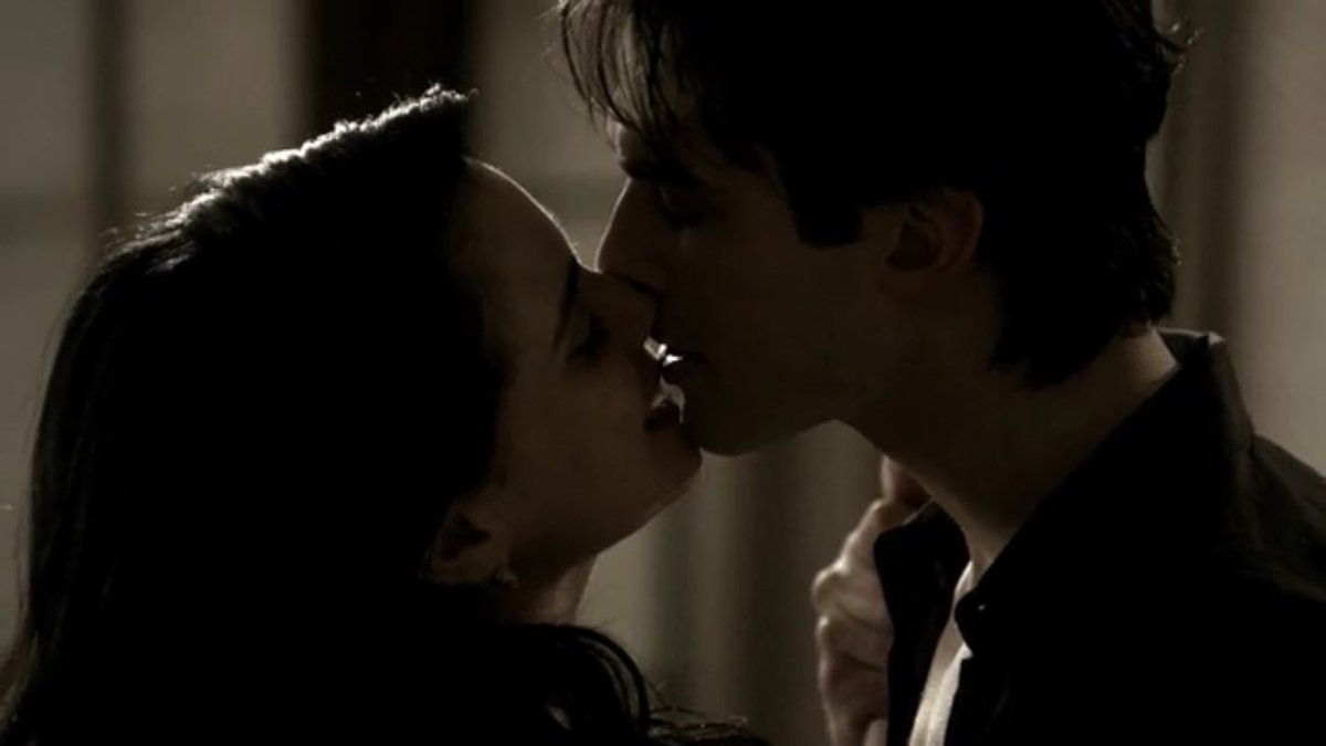 Дневники вампира Бонни и Деймон поцелуй. Сибил и Деймон дневники вампира. Бонни и Деймон поцелуй. Деймон и Бонни первый поцелуй