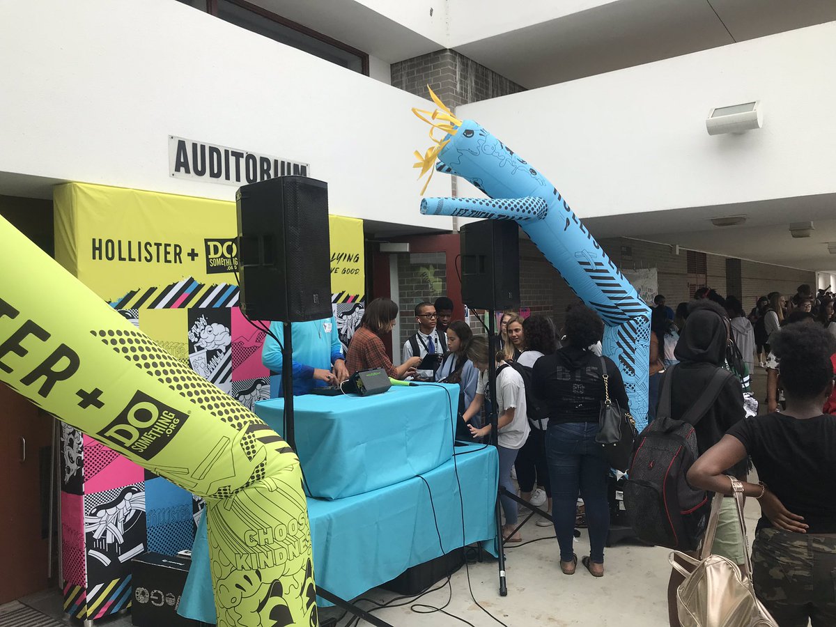 vanessanieves87's tweet photo. @HollisterCo @DwyerHS @utvol5 @PBCSwPBS thank you so much for this #cancel #bullying event! The #students loved it and it really built #community! #PantherPride #makingsuccessunavoidable #kind #souks #warm #hearts https://t.co/iddEUK97wF