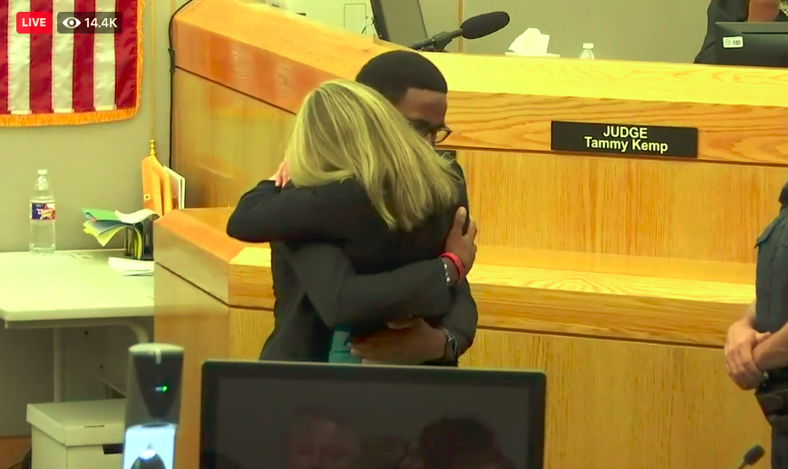 allison__news's tweet image. Botham Jean's brother asks if he can hug Amber Guyger. She breaks down crying.