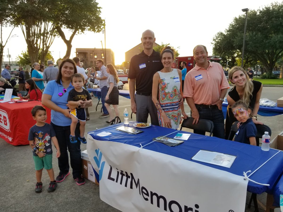 marisa_elam's tweet photo. I’m a little disappointed you can’t see the majority of my face paint 😒 buttttt, great night out with Lift memorial! @MemorialElm https://t.co/qQPR0HrZPJ