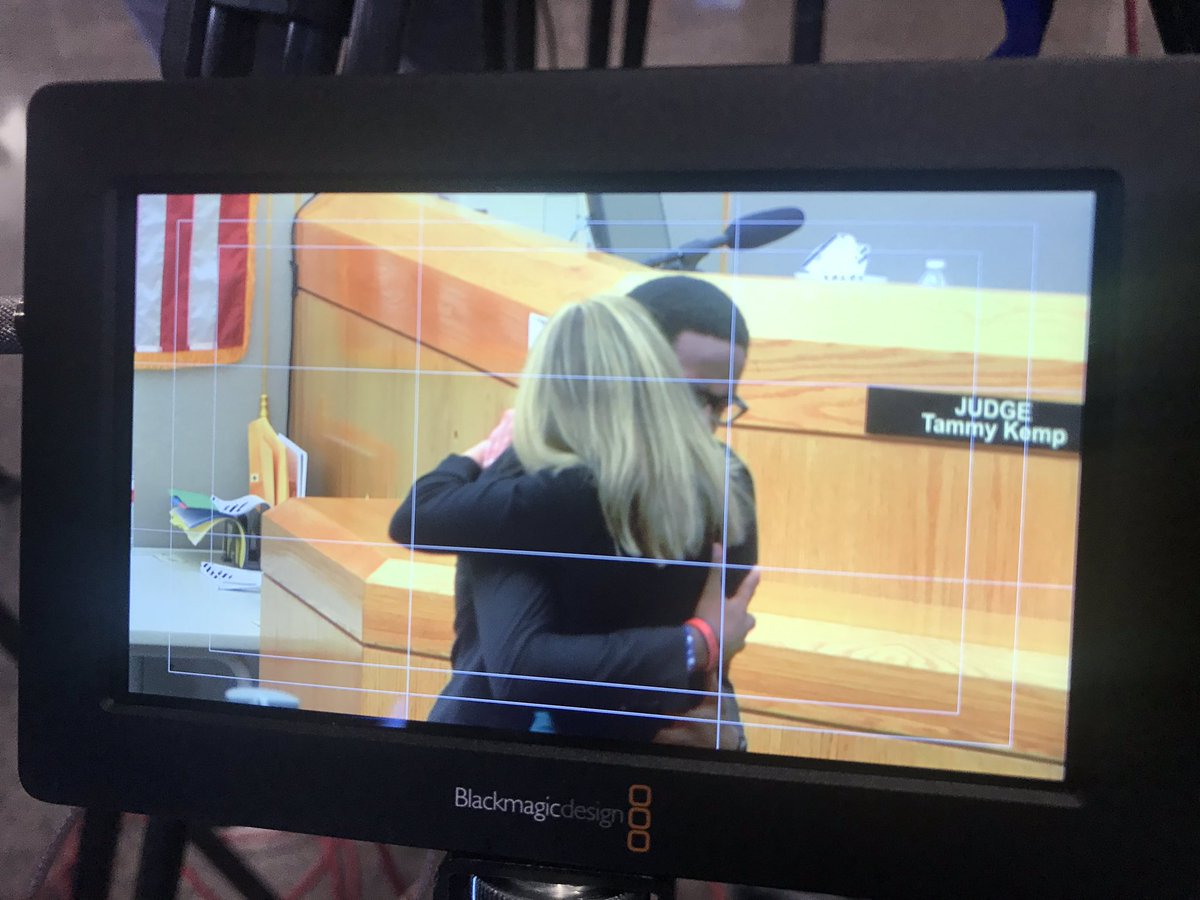 marcusmoore's tweet photo. #BothamJean brother hugs Amber Guyger after jury sentenced former officer to 10 years in prison in his death. Says all Botham would want is for her to give her life to Christ. Botham’s brother said he loves Amber. https://t.co/CY5pwSEeKH