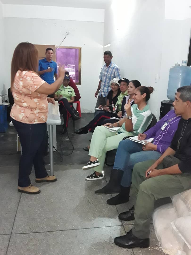CriminalisticM's tweet photo. Funcionarios adscritos al Dpto. De Criminalística Monagas, realizan conversatorio sobre "Cadena de Custodia" dirigido a Policías del Municipio Maturín, Estado Monagas.
#CICPC
@DouglasRicoVzla
@PRENSACICPC
@Cicpc374
@cicpc128
@castellanocicpc
@e04f10c1aad64be https://t.co/wTBnak4uO6