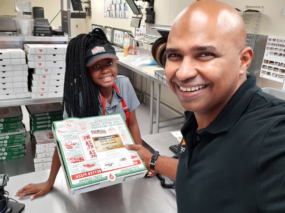 MiamiBoost's tweet photo. The #PapaJohn that has the exclusive #GoldenTicket is right here at #YoungCircle! I'd order a #pizza here if you want to get big savings with #BoostMobile.
#Itstimetoswitch #10bucksoffFORLIFE https://t.co/prTxL7eI7L