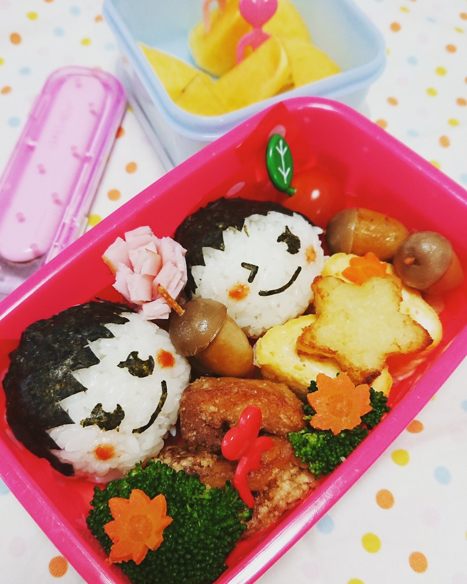 あやるん Auf Twitter 一年生次女ちゃんは遠足です ということでお弁当 全然気候が秋っぽくないんですが 気分だけでも秋っぽく もみじやドングリさんを入れてみましたよ ドングリさんわかるかな 遠足弁当 お弁当記録 お弁当 こどものヒトサラ 小学生ママ