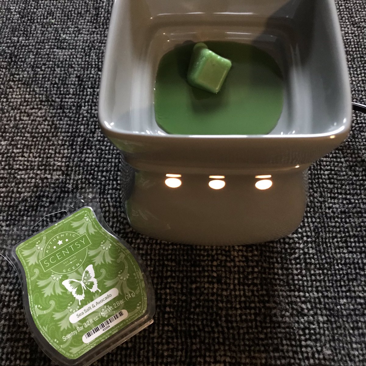 francoeur_susy's tweet image. 💖💡💖
Comment utiliser un réchaud :

Faites fondre votre cire Scentsy avec la chaleur d’une ampoule de faible intensité pour remplir votre espace de votre parfum préféré... sans flamme, ni fumée ou suie. #cireparfumée #scentsy #réchaud #instructions #parfums