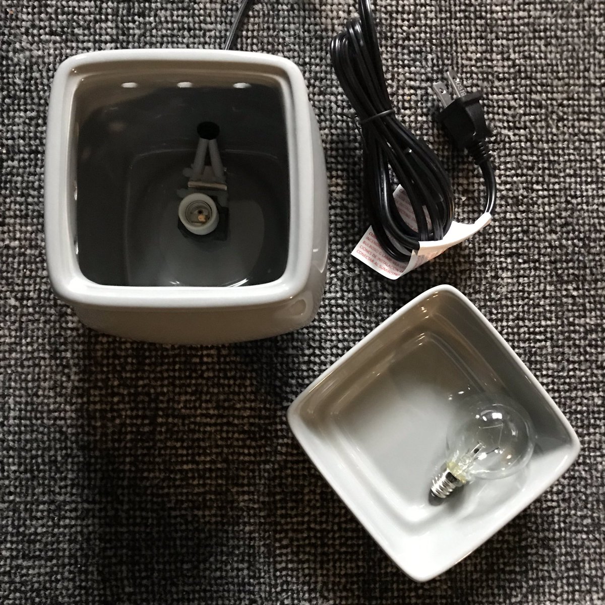 francoeur_susy's tweet image. 💖💡💖
Comment utiliser un réchaud :

Faites fondre votre cire Scentsy avec la chaleur d’une ampoule de faible intensité pour remplir votre espace de votre parfum préféré... sans flamme, ni fumée ou suie. #cireparfumée #scentsy #réchaud #instructions #parfums