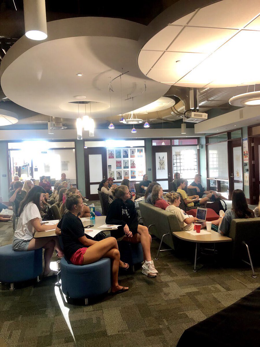 ouprssa's tweet photo. Last meeting we had the pleasure of having guest speaker, Larisha Hunter from @candorpr! She spoke about her path to living the #agency life! Check out the #linkinbio to read more about Larishaโs experiences and advice! ๐๐ผโจ
#OUPRSSA #PRSSA #WeArePRSSA #JoinPRSSA #GaylordEdge https://t.co/LbPmti2mNh