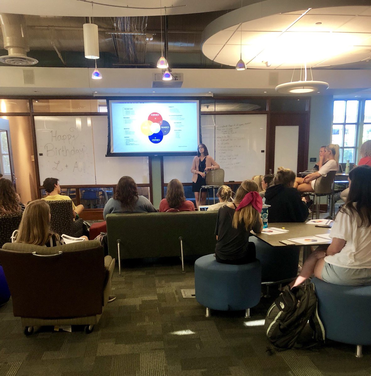 ouprssa's tweet photo. Last meeting we had the pleasure of having guest speaker, Larisha Hunter from @candorpr! She spoke about her path to living the #agency life! Check out the #linkinbio to read more about Larishaโs experiences and advice! ๐๐ผโจ
#OUPRSSA #PRSSA #WeArePRSSA #JoinPRSSA #GaylordEdge https://t.co/LbPmti2mNh