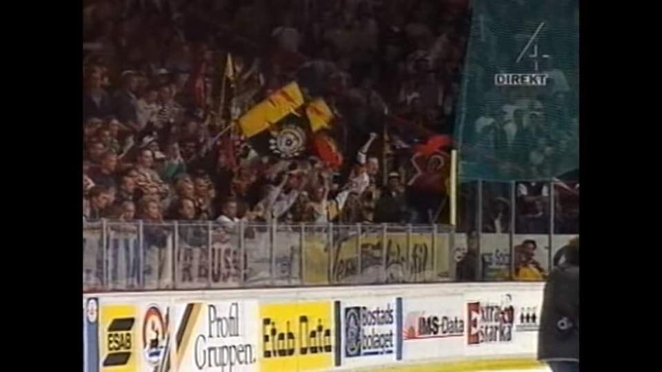herrober01's tweet photo. När vi skulle ner på isen för att fira SM-guldet i Göteborg #RedTags #LuleåFans25år https://t.co/q6JNCQjvsk