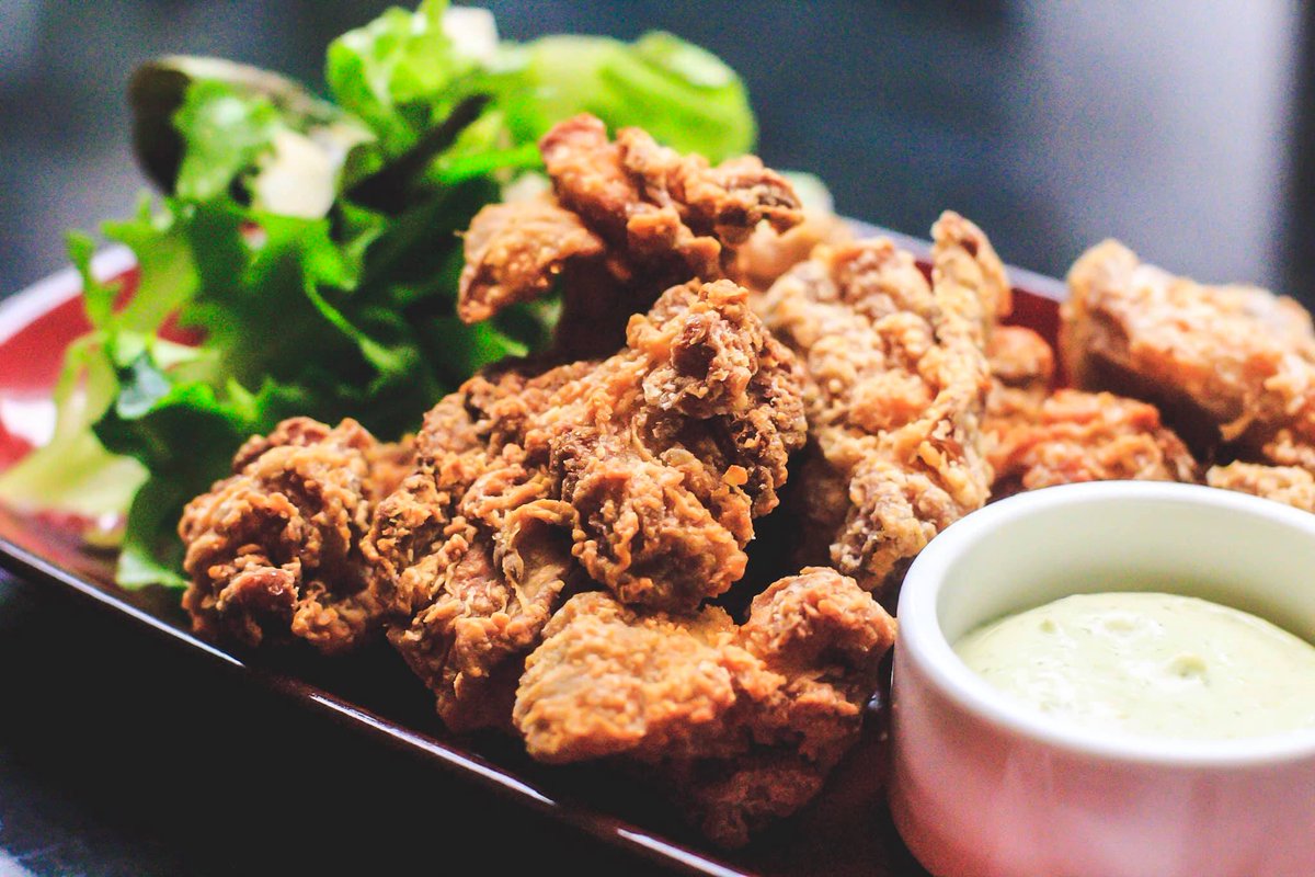 House-made crispy chicken bites 🤤  Only $8 every Wednesday, during #allnighthappyhour! #DivaAtTheMet⁠