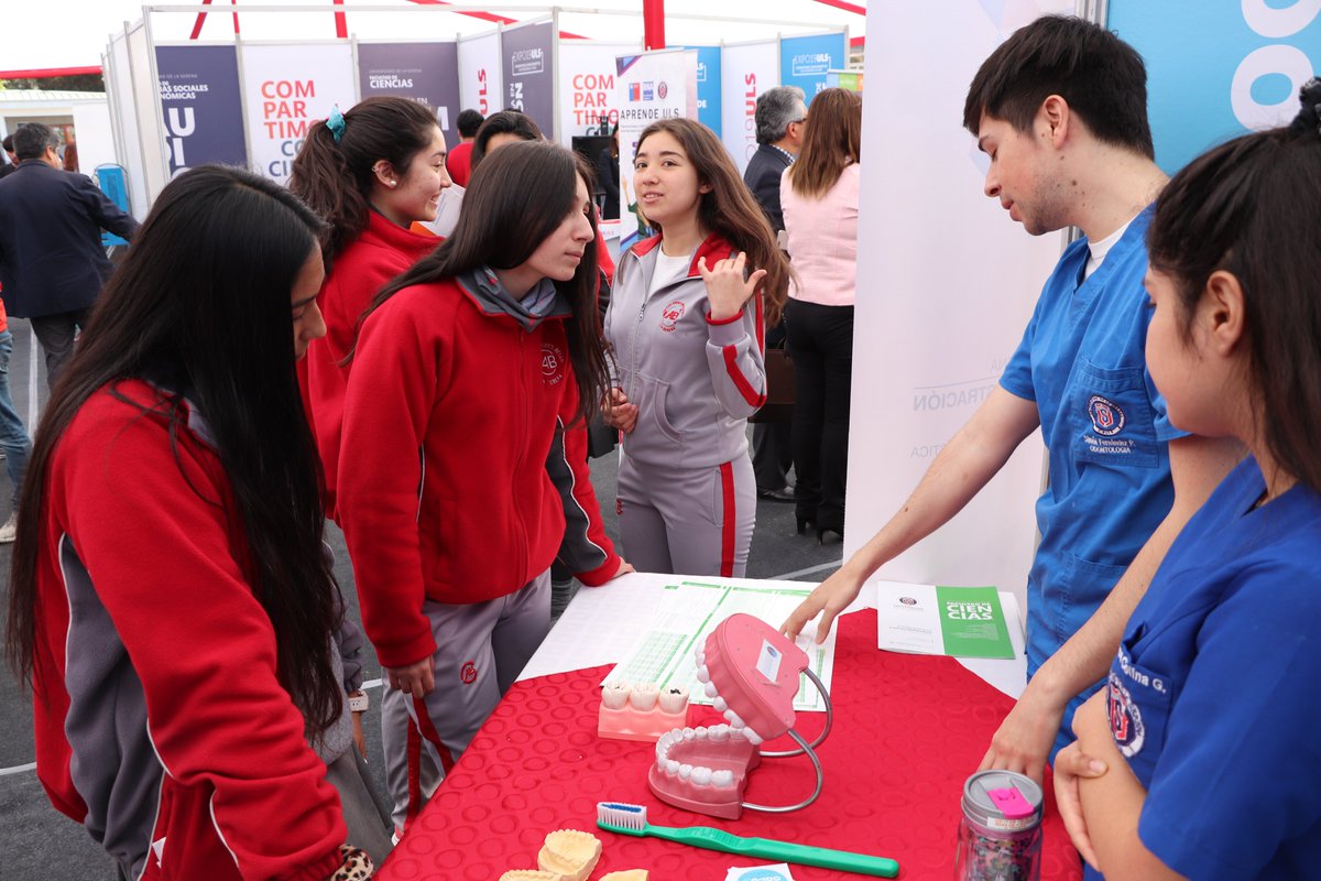 userena's tweet photo. ⭕️ Finaliza la exitosa primera jornada de la #EXPOULS 2019, a la que asistieron cerca de mil 900 estudiantes de enseñanza media 👏Revisa la galería de 📸https://t.co/YrMmWHYJgp📌 ¡Te esperamos mañana! #ULS #LaSerena https://t.co/JBnuGJ8ZN8