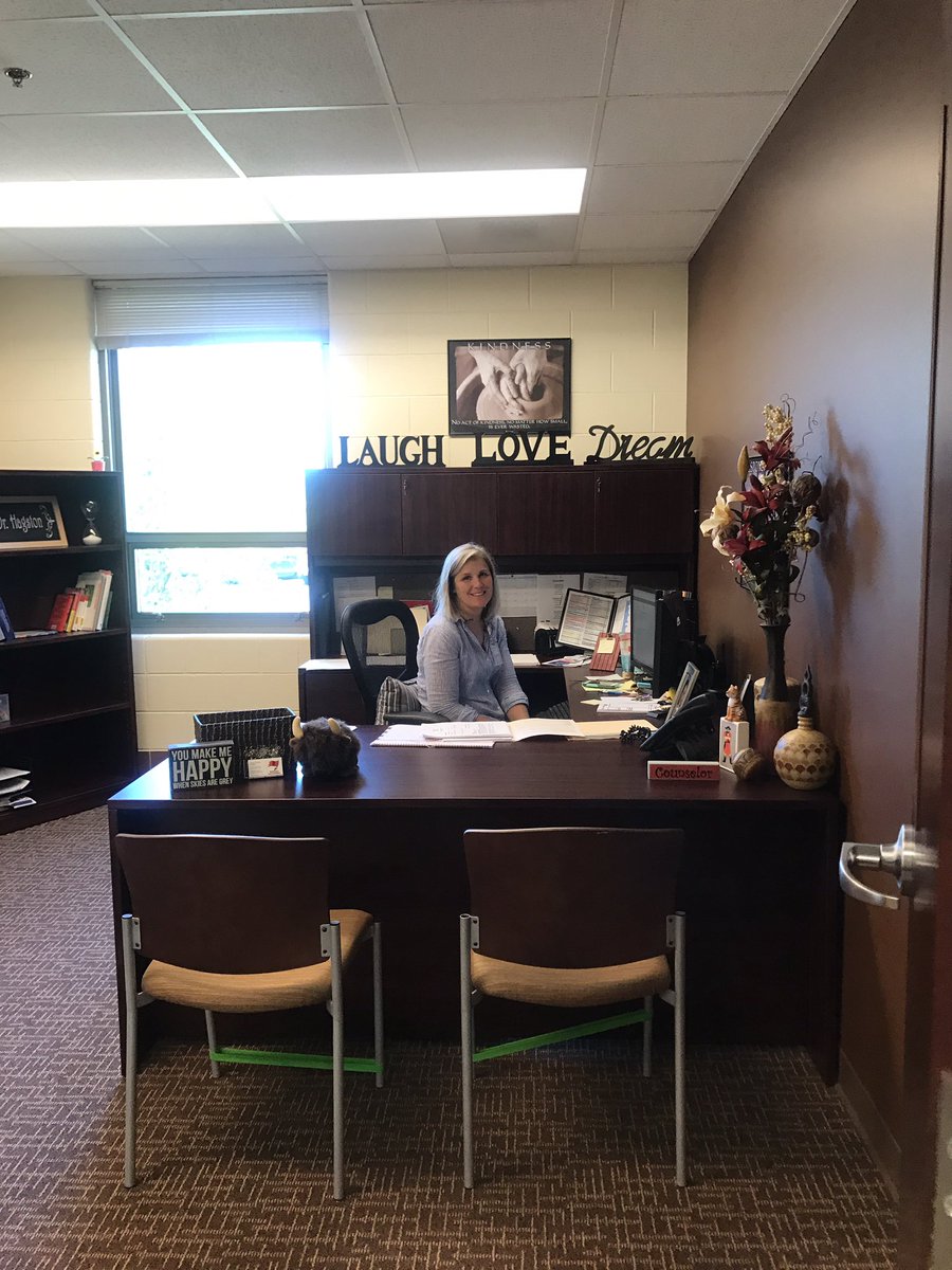 Mrs_KellyJewell's tweet photo. We are lucky to have Dr. Hagston! She is always there for our students, and us, whenever we need her! #BEcohort1 @bsa1968 @BuchananPirates https://t.co/scKliKjBwt