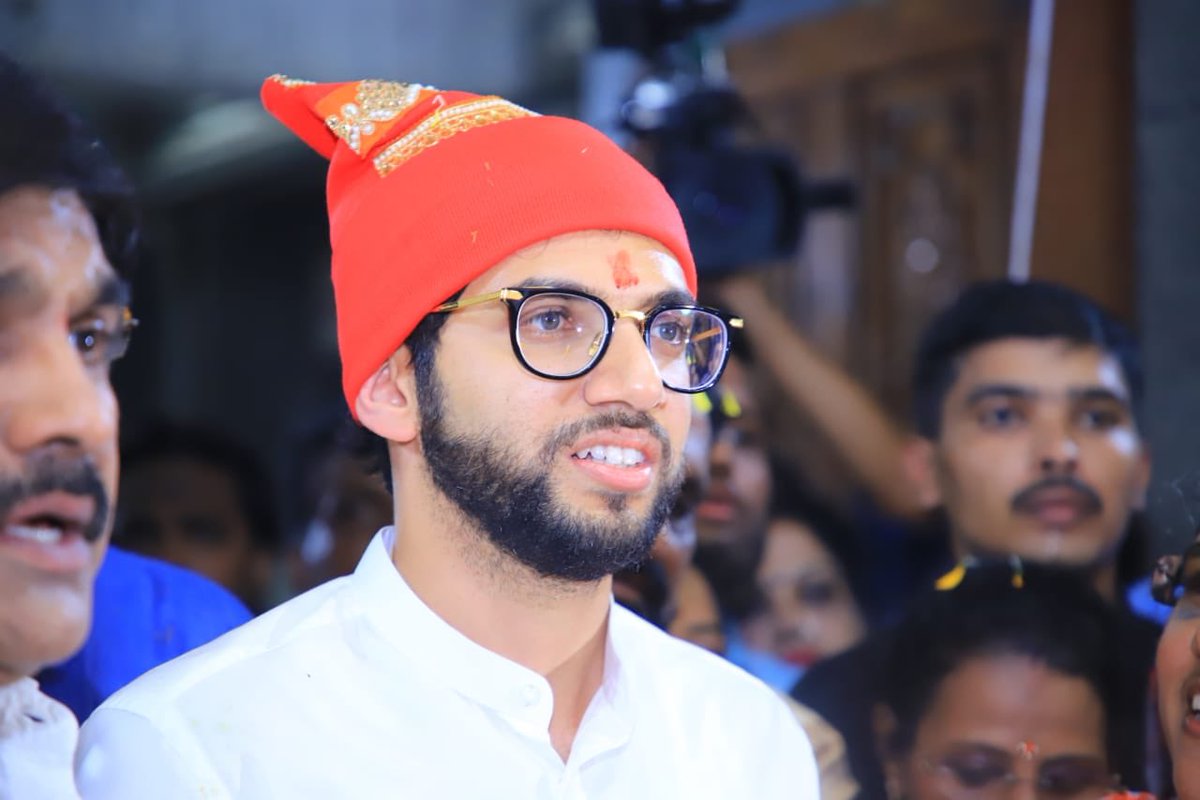 AUThackeray's tweet photo. नवरात्रोत्सवानिमित्त आज वरळी कोळीवाडयातील गोल्फादेवीला तळीभंडारा करून आशीर्वाद घेतले. त्याचबरोबर कोळीवाड्यातील सर्व देवींचे दर्शन घेऊन, निवडणुकीच्या प्रचाराचा शुभारंभ केला. https://t.co/23xKDC84bA