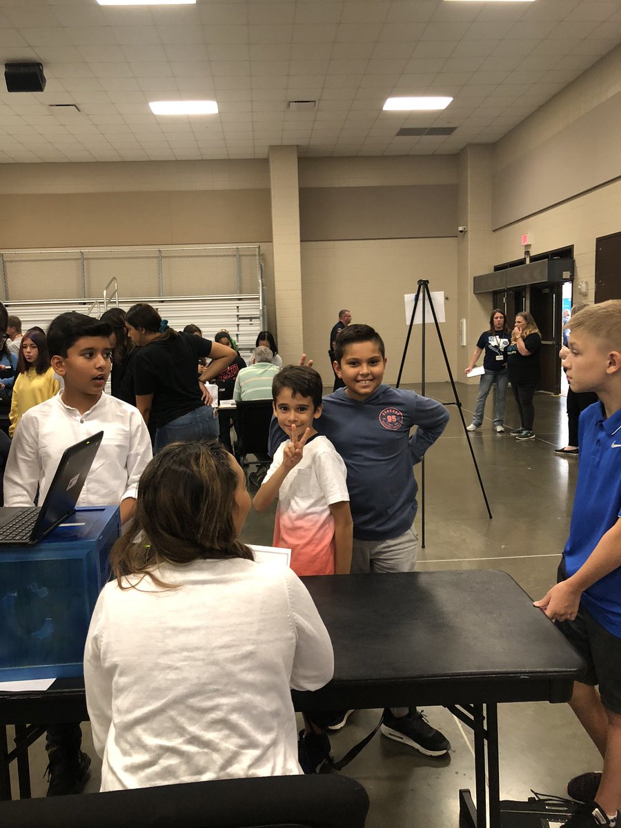 doerrecounselor's tweet photo. @DoerreKISD students are engaging in great conversations with their experts @Pct4Constable @KISDHlthSvc @harris_office! #kleinfamily #operationlifeline #kleininnovates https://t.co/tohsFTfoKx