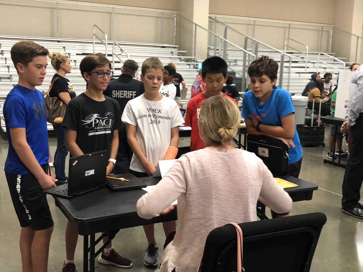 doerrecounselor's tweet photo. @DoerreKISD students are engaging in great conversations with their experts @Pct4Constable @KISDHlthSvc @harris_office! #kleinfamily #operationlifeline #kleininnovates https://t.co/tohsFTfoKx