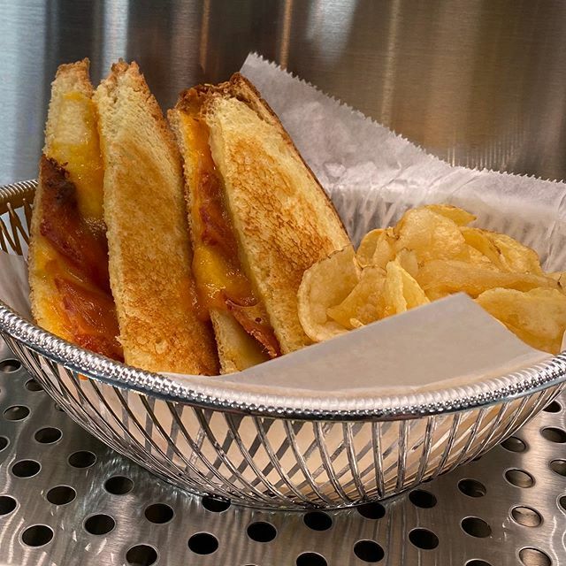 HiatusBrewing's tweet image. The bacon grilled cheese sandwich has been added to the menu. Texas toast, applewood bacon, cheddar, white cheddar, Monterey Jack cheeses, marinara for dipping, and kettle chips 😋 🍻

#OnHiatus #PushPause #BackIn30 #WishYouWereBeer #beer #craftbeer #b… ift.tt/2pq2o9K