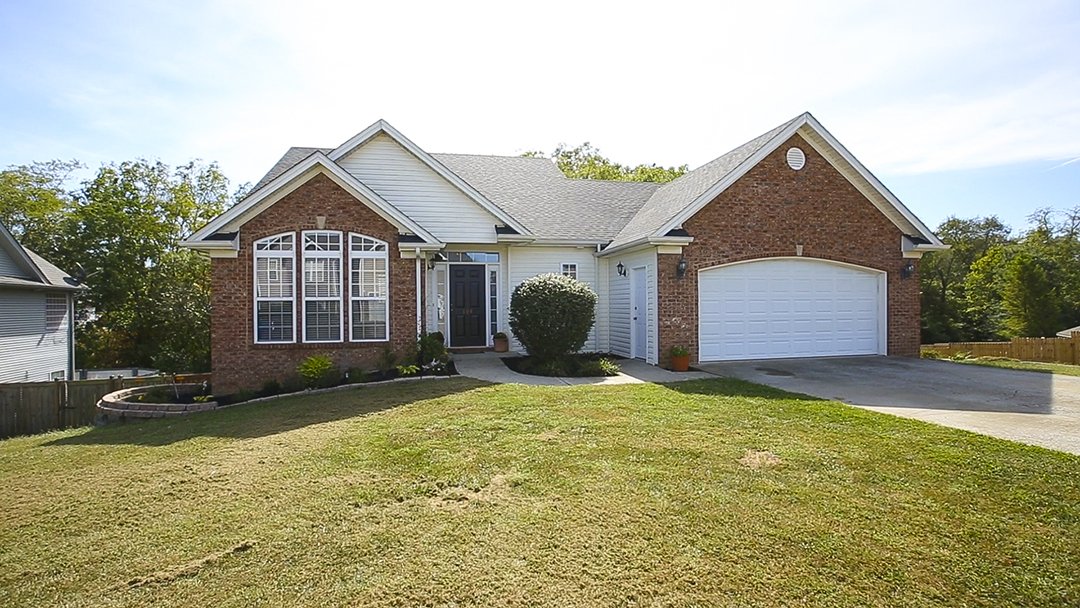 BorgRealtor's tweet image. Just Listed!!! 104 Prater, Georgetown KY, 4 BD, 2.5 BA, Partially Finished Walk-Out Basement, Updates throughout, Gorgeous Pool, $269,900 youtu.be/9vGPYu48WjM 859-421-9911 Pat Borg/Weesner Properties