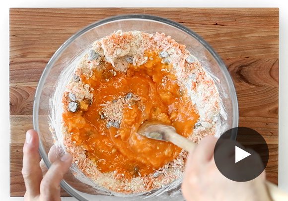 🥕Our top-rated recipe for carrot muffins makes a great snack or on-the-go breakfast. Watch how easy they are to make! 📽️: bit.ly/2or1oBQ