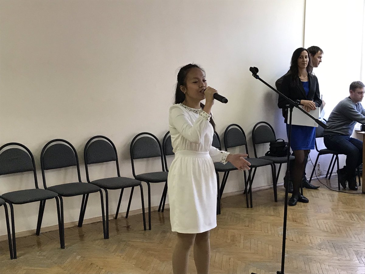 Учащиеся ДШИ "Весна" Степанова Вика и Чан Надя (преп. Кипарисова Т.Г.) выступили в праздничном мероприятии, посв. Дню учителя для директоров образовательных учреждений Первомайского района.