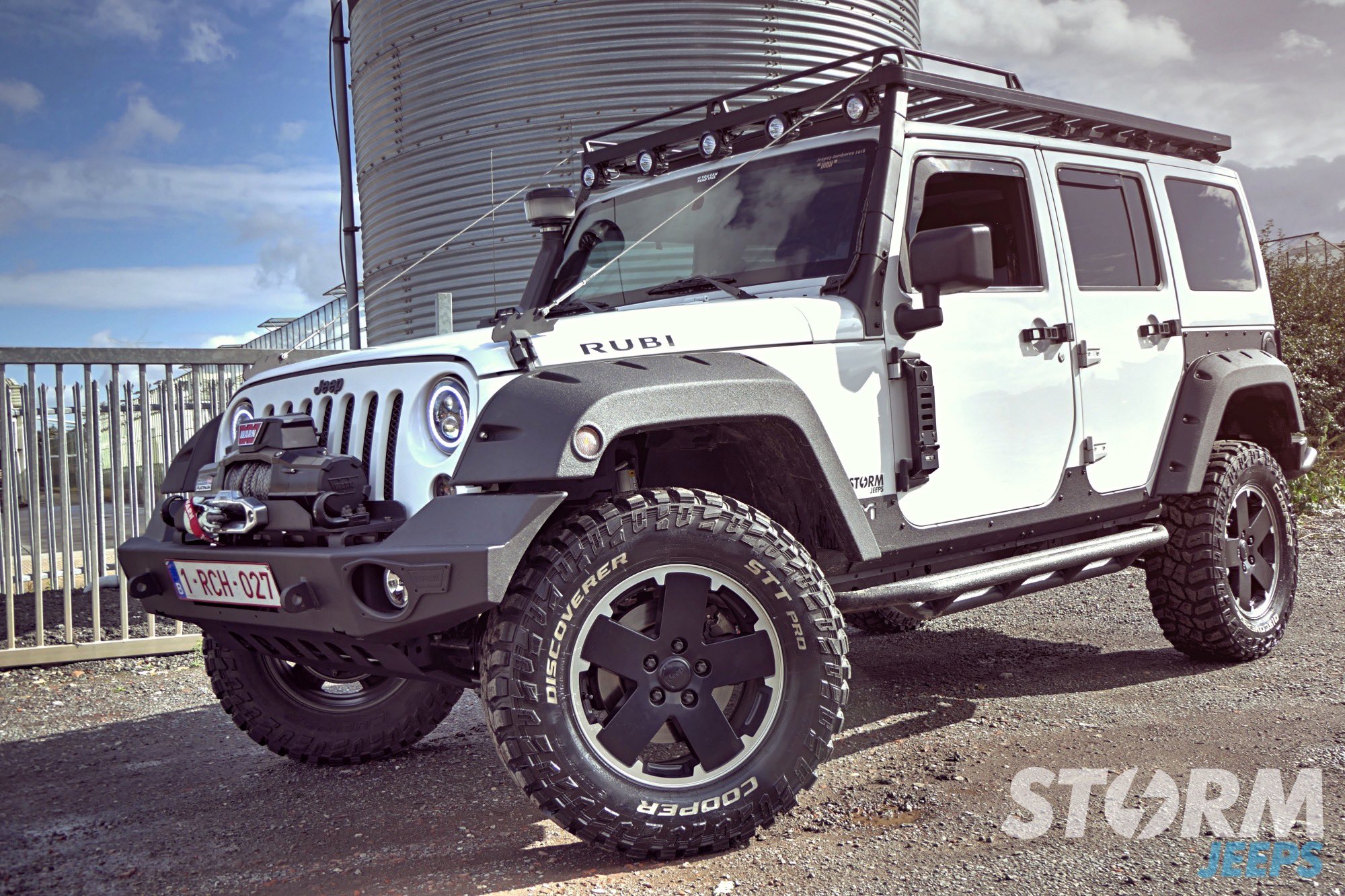 Jeepey on X Front Runner full roof rack installed on this JKU ready to accommodate a roof tent and huge range of Front Runner accessories. Available for Jeep Wrangler JK and JL