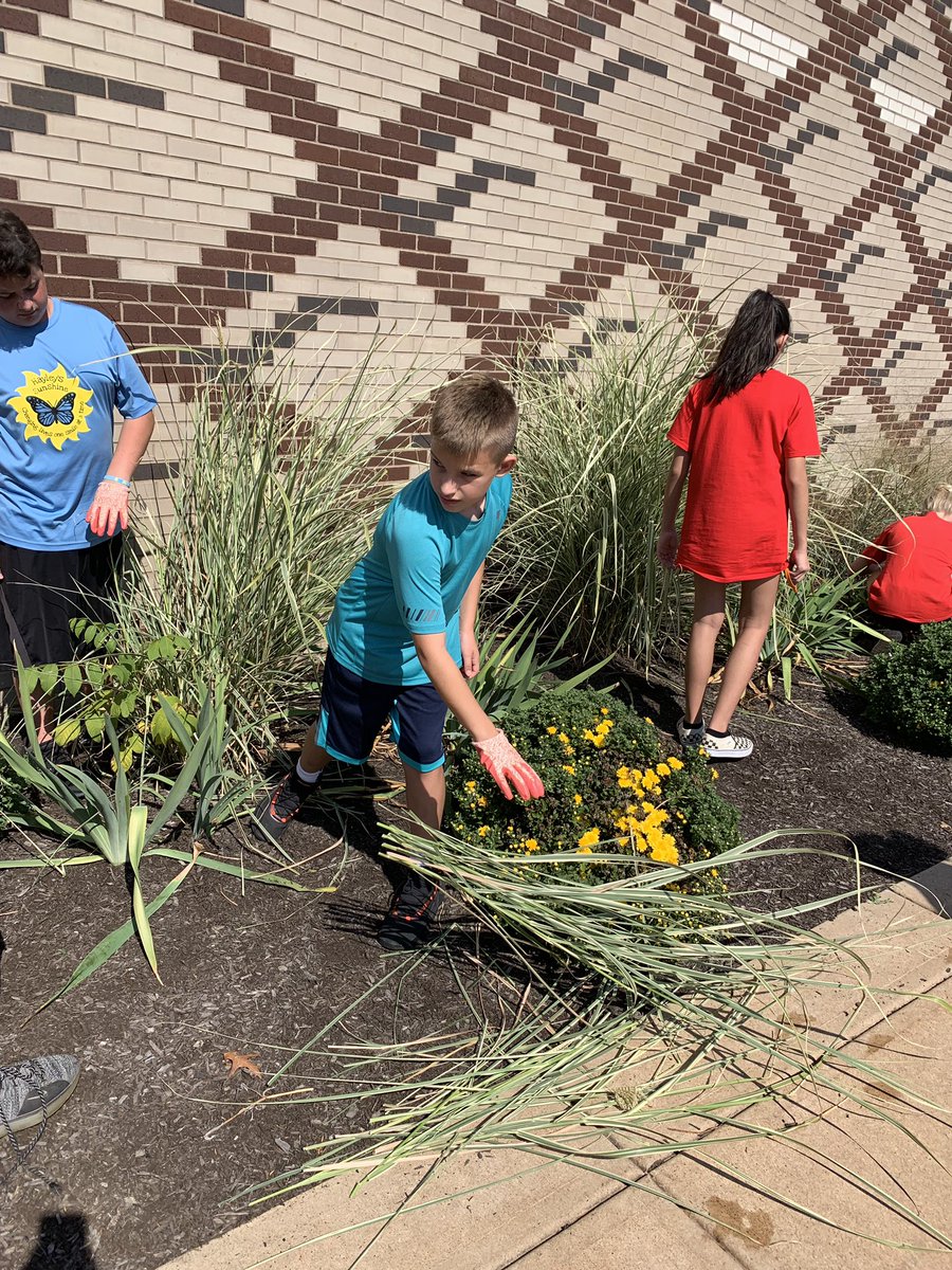 TeamIntegrity5's tweet photo. Cleaning up Hayley’s Garden! #IndianCrestC32019 @TeamIntegrity5 @ICTeamConquerors @SASD_IC #HayleysGarden @JenWevodau https://t.co/uhW8tACx2q