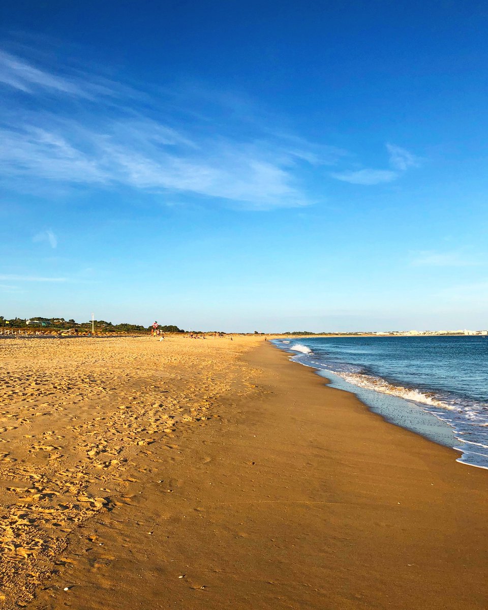 valetedecopaspt's tweet photo. 🔺Perto do mar.  ⛱👌 🌊
.
.
#lazer #lugares #algarve #lagos #meiapraia #praia #beach #mar #portugal #viajar #travel #go #landscape #paisagem https://t.co/wpTwuDiAA1