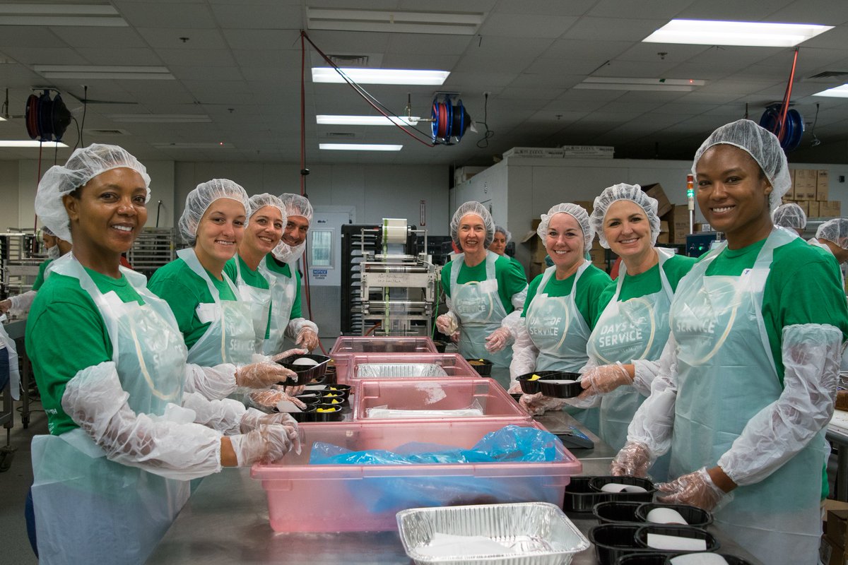 CookerlyPR's tweet image. A little bit of kindness goes a long way! 🤝🌟 From making blankets to packing warm meals, over 2,000 volunteers lent a helping hand during @atlantaymca's #DaysofService event. #YMCAofMetroAtlanta #charity