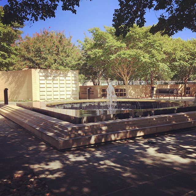 ac_lib's tweet image. Now that fall is (somewhat) upon us, where’s your favorite place on campus to have a quiet moment? One of ours is Honors Court &amp;amp; Collins Fountain, a tranquil spot right by WCC perfect for a break. Welcome 🍁! #austincollege #roonation #ac_library #lib… ift.tt/2n1z8Fx
