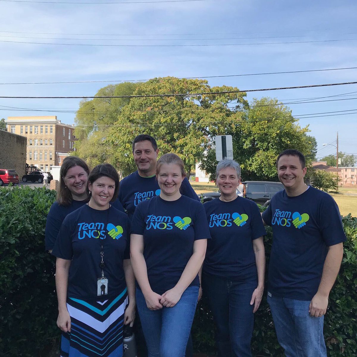 pamelaloving's tweet photo. It’s important to embrace your #community. Today our team served lunch to our neighbors in Jackson Ward. #unosgivesback #RVA #bethechange 💙💚 https://t.co/3r1hYxu0LB
