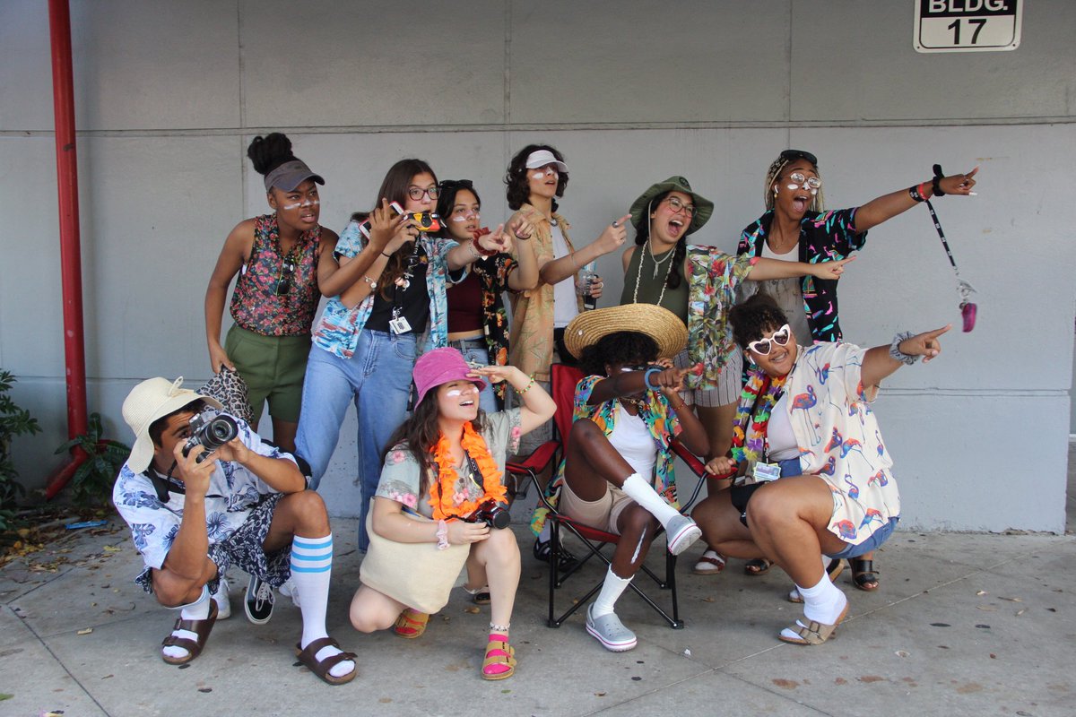 victoriamejia68's tweet photo. Tacky Tourist day with Troupe 3350!!  We are loving homecoming week 2019❤️🎭🐾 @SBHSPrincipal @SbhsSga #SBHSVICE https://t.co/kEAPnUisTi