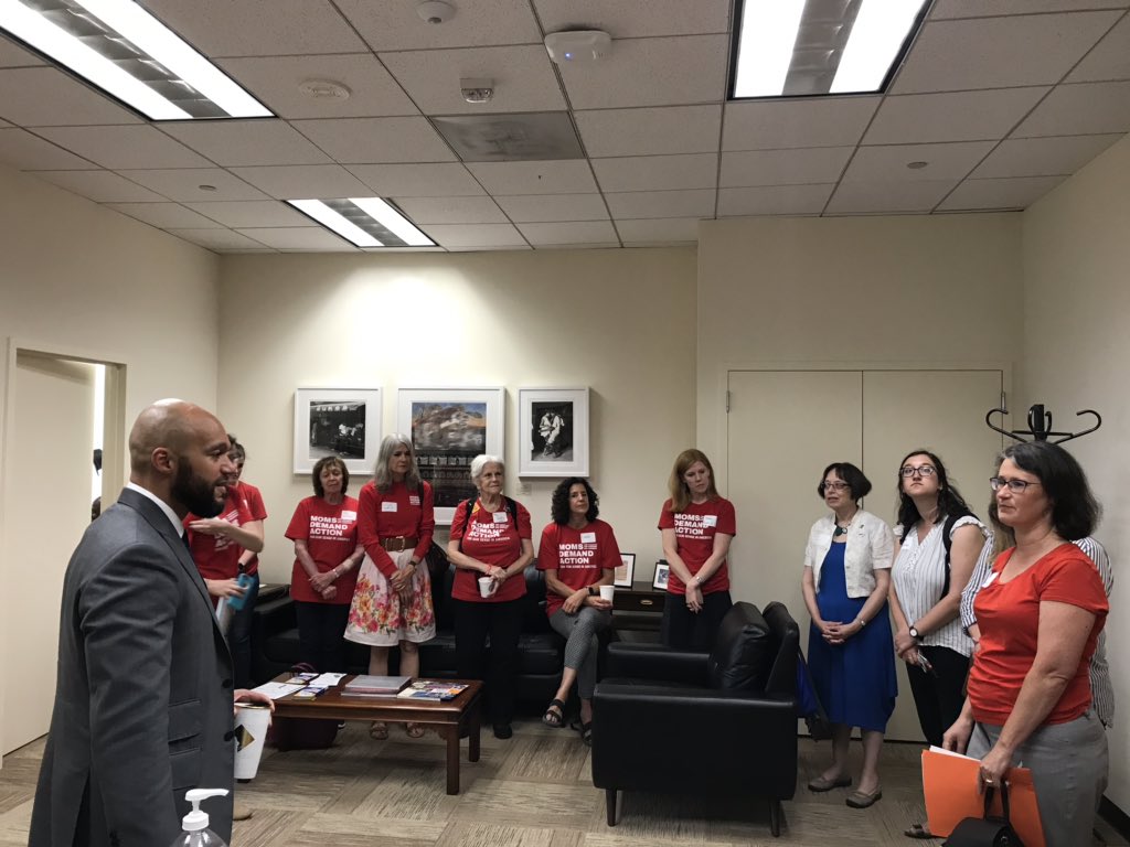 jessicasutterW6's tweet photo. Thank you @RobertWhite_DC for meeting with @MomsDemand reps from #Ward6 & for listening to the reasons we all came to #AdvocacyDay.
I lost my first student to gun violence in my 2nd week of teaching 21 years ago. I want to end the loss of young lives to guns in DC. #KeepDC Alive https://t.co/SWrN8kOmDA