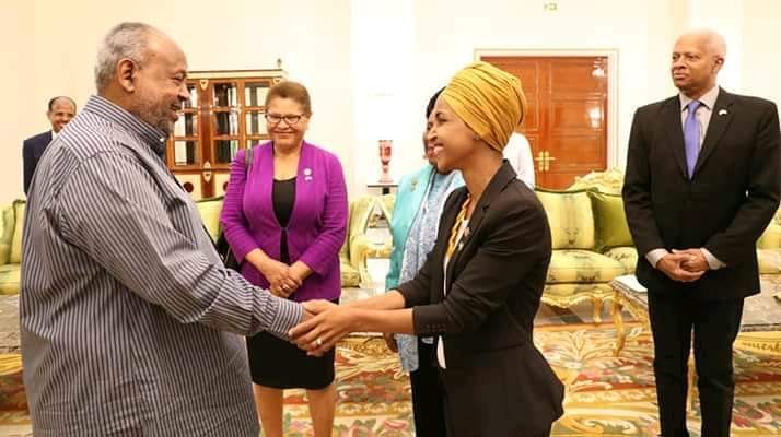 TusmoTimes's tweet photo. Madaxweynaha dalka Djibouti, Ismaaciil Cumar Geelle, ayaa Xafiiskiisa ku Qaabilay Congress Ilhaan Cumar, Xubno iyo marti sharaf kale oo ka tirsan Dowladda Maraykanka. https://t.co/CLk8mJ82oQ