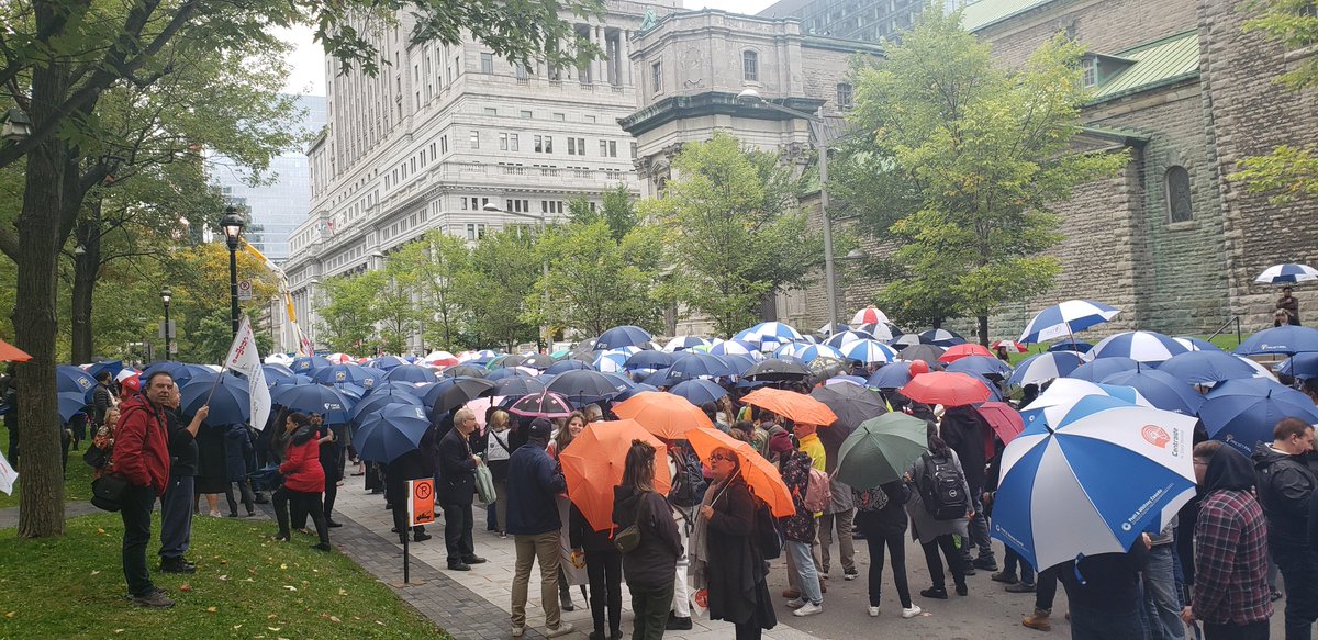 caro_vachon's tweet photo. La marche aux 1000 parapluies a donné le coup d'envoi à notre campagne @CentraideMtl  2019 ! Merci de votre présence en très grand nombre! #JamaisIndifférents #Centraide #Montreal https://t.co/AOdQZ1xGGd