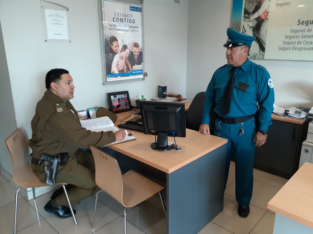 comisaria_21's tweet photo. #EstaciónCentral Oficina Micc. 21° Comisaría @Carabdechile  Realiza Campaña preventiva entregando recomendaciones de seguridad en el eje comercial, Mall y entidades bancarias, correspondiente al cuadrante 191 #LaPrevenciónEsNuestraEsencia  #OrdenyPatria https://t.co/aPHWqXY1io