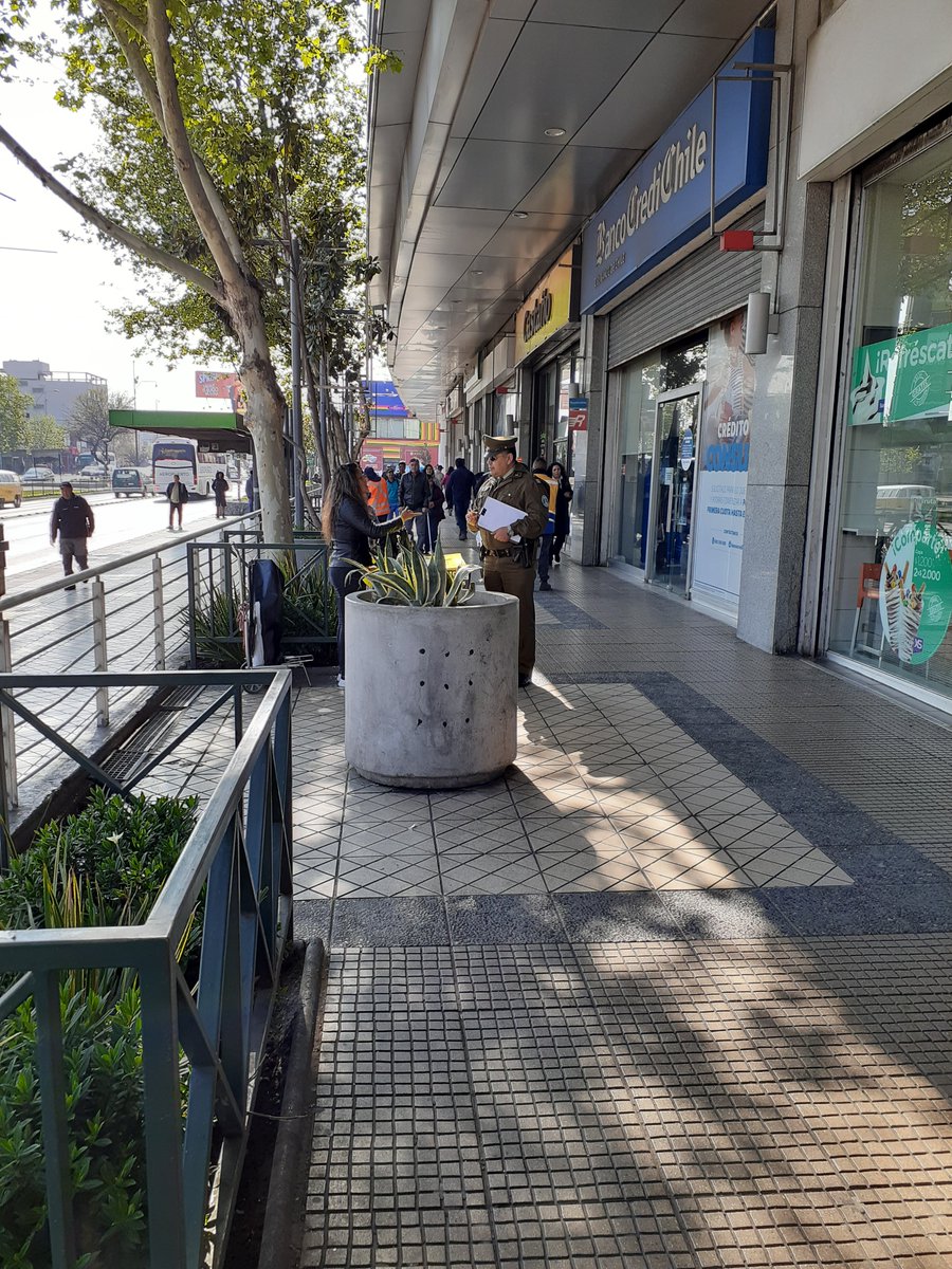 comisaria_21's tweet photo. #EstaciónCentral Oficina Micc. 21° Comisaría @Carabdechile  Realiza Campaña preventiva entregando recomendaciones de seguridad en el eje comercial, Mall y entidades bancarias, correspondiente al cuadrante 191 #LaPrevenciónEsNuestraEsencia  #OrdenyPatria https://t.co/aPHWqXY1io