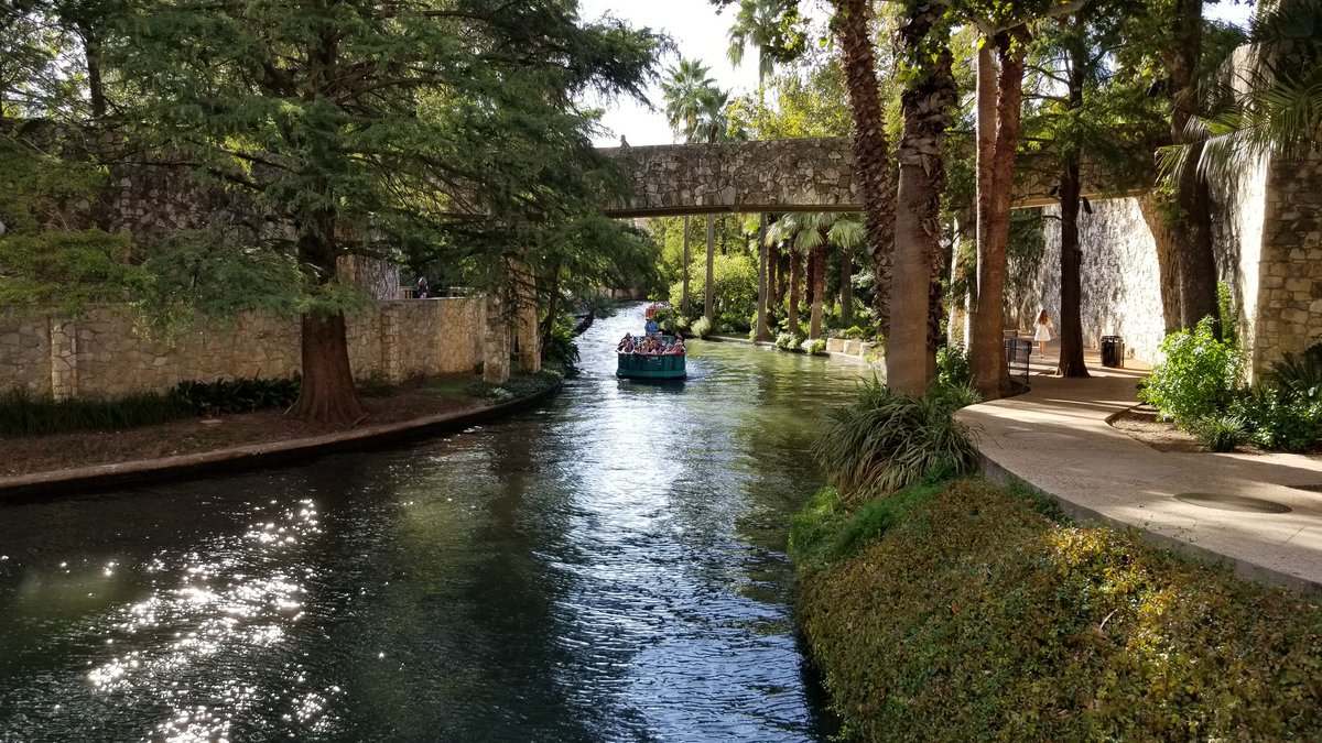 SARiverwalkFun's tweet photo. One of our favorite spots on the river.  In between the Mall and the Convention Center.  Just beautiful today!  

https://t.co/NF9qbde6q0 

#SARiverwalkFun #VisitSanAntonio https://t.co/qj6mArs7MU